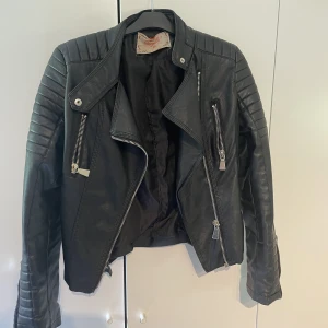 Skinnjacka  - Skinnjacka stlk 38 