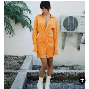 Klänning från Zara - Fina klänning från zara i orange!! Bilderna är lånade🧡