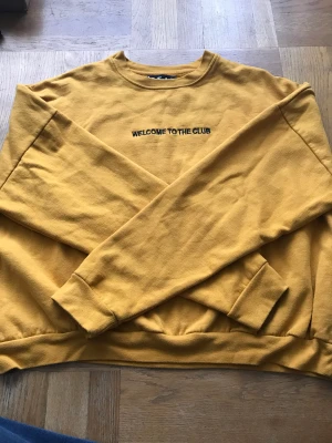 Gul Tjocktröja - Gammla kläder jag ska bli av med. (Kan finnas spår av katthår)  Kontakta gärna först! Kan också mötas upp i Kristianstad