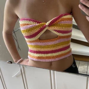 Virkad topp - Säljer en virkad topp som jag har virkat själv i somriga färger. Säljer för 150-300 kr beroende på hur stort intresset är. Kan även göra i andra färger så skriv isåfall!!