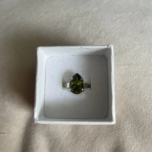 Ring från Caroline Svedbom  - Fin ring från Caroline Svedbom, ganska så ny, går att anpassa storleken, superfin grön färg. 