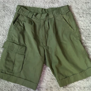 Gröna cargoshorts - Snygga gröna cargoshorts. Står ingen storlek men uppskattar till S/M 