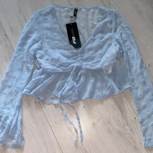 Blus  - Fin ljusblå blus från new yorker, aldrig använd med lappen kvar😊 (STÅR EJ FÖR FRAKTEN)