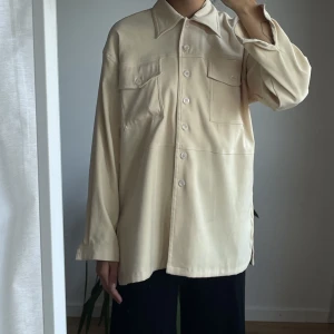 Skjorta - Fin skjorta i ljusgult med krage och knappar. Bra skick!