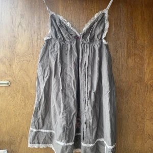 Odd molly linne - Säljer mitt mörkgråa odd molly linne i storlek 2=M