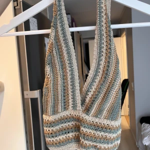 Stickad sommartopp  - Stickad sommartopp som jag köpt utomlands. Står ingen storlek men skulle säga att den motsvarar XS/S. Knappt använd. 