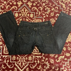 Jeans  - Mörkblåa/gråa jeans knappt använda 