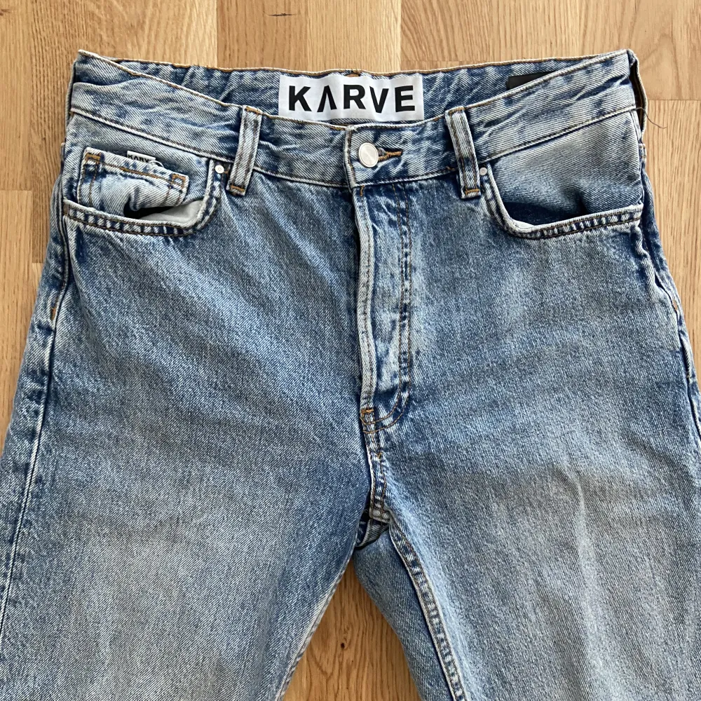 Säljer ett par straight leg jeans från Karve. Superfina och sköna. Sitter midwaist på mig som är 167 ungefär🩷. Jeans & Byxor.
