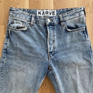 Säljer ett par straight leg jeans från Karve. Superfina och sköna. Sitter midwaist på mig som är 167 ungefär🩷