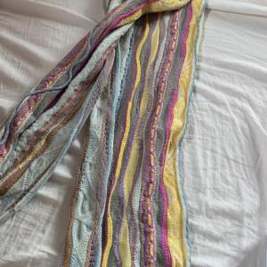 En scarf från Australien som är handgjord. Aldrig använd. Mycket skönt och bekvämt material.