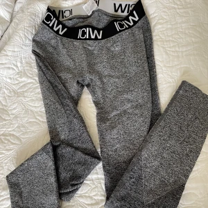 ICIW  - Gråa ICIW leggings som är i använt skick. Jag har mest använt dem som underställ och inte gymmat i dem. Sitter väldigt bra och passar mig som har xs/s