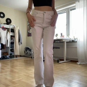 Vita straight-leg jeans  - Superfina straight-leg jeans som tyvärr är för stora för mig! Står ingen storlek men skulle tippa på att de är ungefär i storlek 36❤️ köpta second hand men har aldrig använt de själv och skulle säga att de är i nyskick! ⚡️