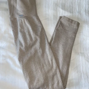 Träningstights från aimn - Säljer dessa fina tights från aimn i storlek S! De är i färgen beige och är mycket sparsamt använda! Köparen står för frakten 🥰