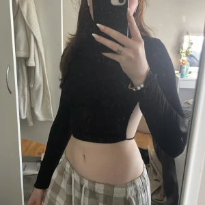 rygglös topp - rygglös topp från hm, använd 1 gång så ny skick💕