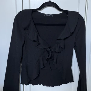 Volangtopp/blus - Super fin volangtopp som en kommit till användning tyvärr… Storlek S, från Ginatricot. Köpare står för frakt!🌟 Högst budande , säljs endast för bra bud då den är så himla fin!🩷