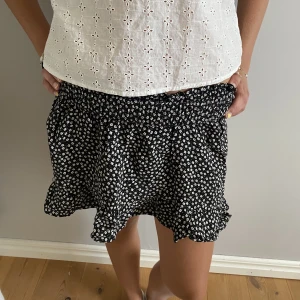 Mönstrad volangkjol - Super fin volangkjol med gulliga blommor på. Det bästa är att den även har inbyggda shorts. Den är i storlek i 164 men passar till xxs-xs. Klicka inte på köp nu utan hör istället av dig till mig. 