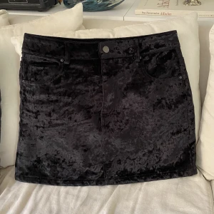 Sammetskjol - Supersnygg sammetskjol i fint skick, storlek M, ca 40 cm lång.  Kan mötas upp på Södermalm annars står köparen för frakt🫶🏻