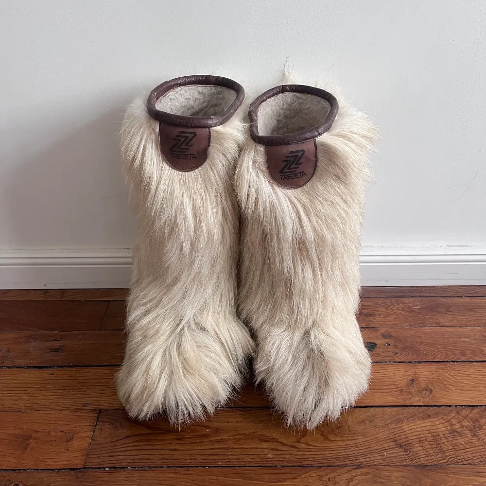 Vintage fur boots, köpta i Paris   Köparen står för frakt  Postar från Paris💕. Skor.