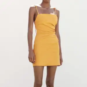 Säljer denna jättefina, helt nya klänning från zara i storlek S!!🫶🏼