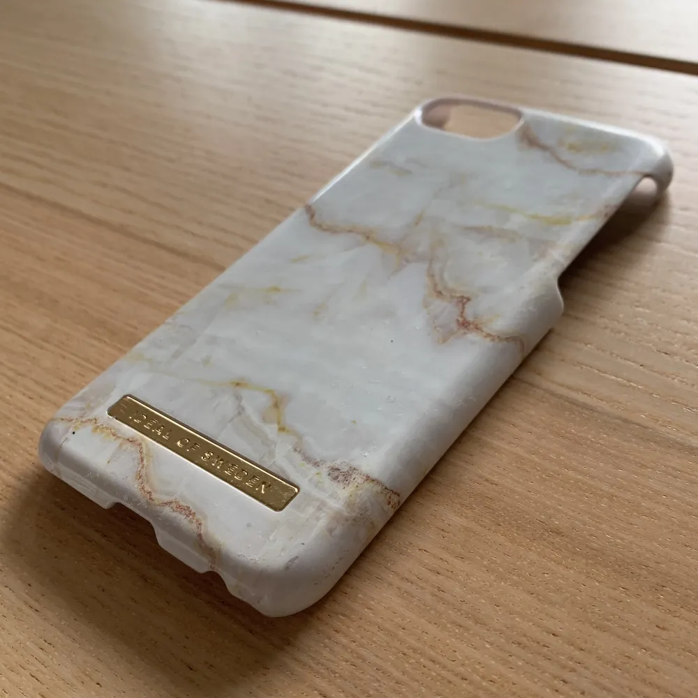 Ett mobil skal med motiv av marmor. Det är lite slitet på kanterna men det syns knappt. Det är från ideal of Sweden. Det är till iPhone 6/7/8 och SE 🩷. Övrigt.