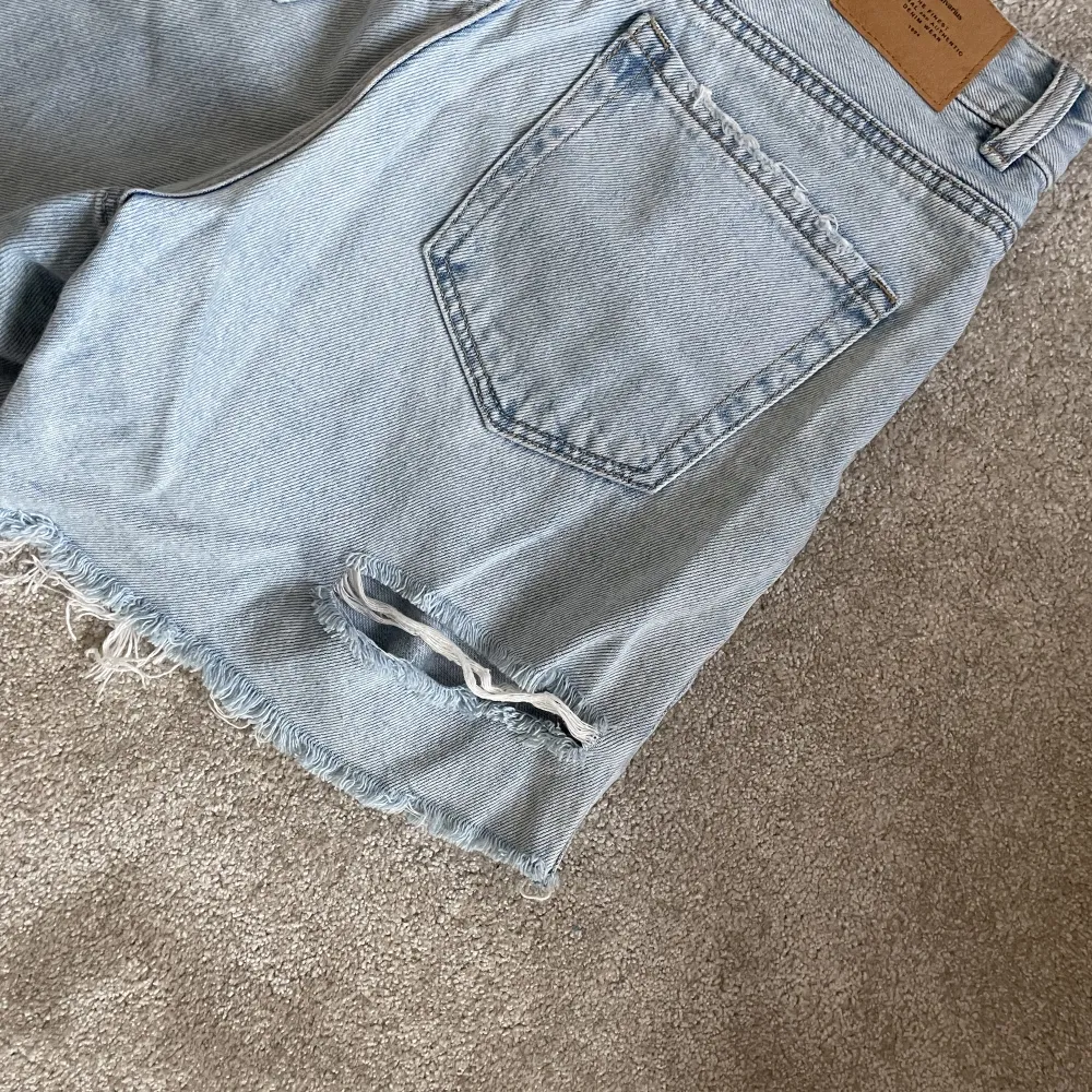 Dom är köpta förra året, från stradivarius, shortsen är lite längre och är storlek 36. Jeans & Byxor.