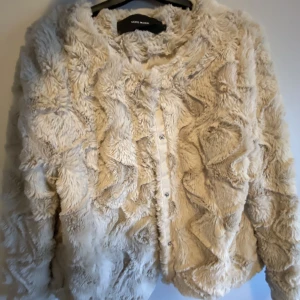 Jacka - ”Fluffig” jacka, inte supervarm. Knappt andvänd 