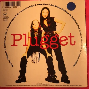 Plugget CD skiva 💿  - En CD single med låten plugget av Sara+Jun. Köpt på loppis/second hand. Låten handlar om att gå på mellanstadiet, rolig. Säljer för inte min musik stil men skivan funkar so det ska. 💿🤍