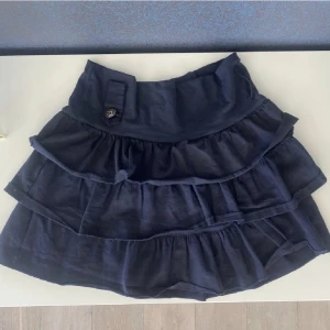 fin marinblå kjol - Jätte fin kjol i marinblått för sommaren. Säljer för att den är för stor på mig. Ska va i storlek s men känns som m.