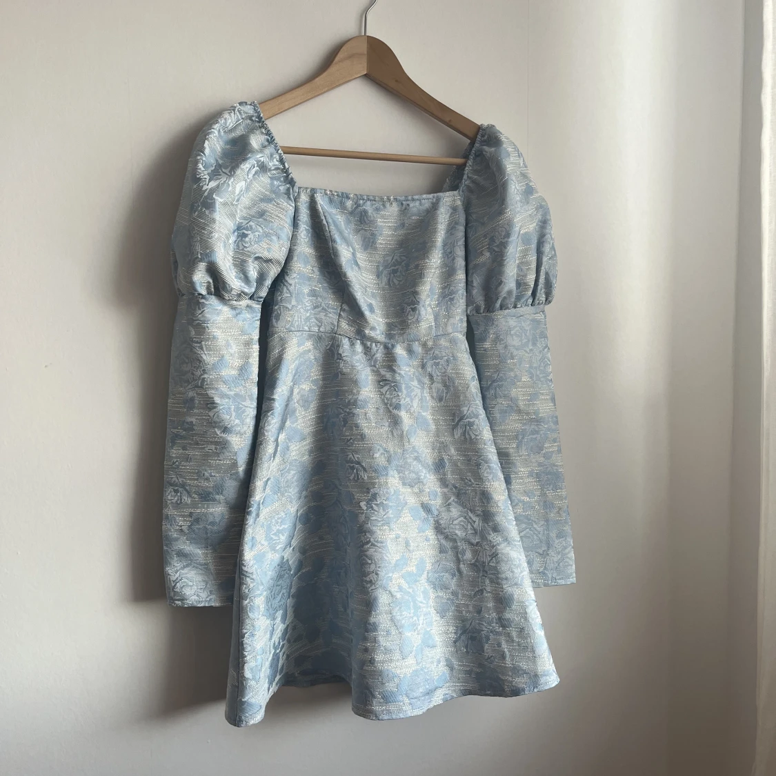 Blå fin klänning med puffärmar