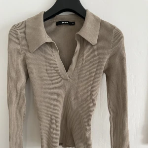 Tröja BikBok - Säljer denna fina tröja från bikbok! Använd endast cirka 1-2 gånger och är i storlek XS. Säljs för 200 kr och fler bilder kan skickas vid intresse🌸