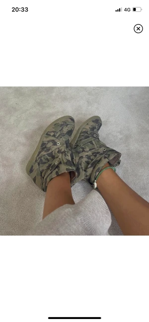 Kilklackar - Svin snygga sommar sneakers med klack!  Köpta här på Plick men kommer tyvärr inte till användning Lånade bilder!