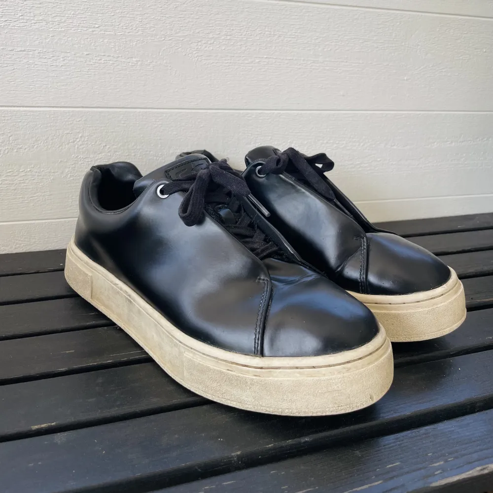 Eytys Doja Leather Black skor i fint men använt skick.  Låda följer med om man vill ha det.  599kr/bud.  Fler bilder kan skickas. . Skor.
