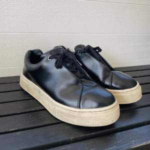 Eytys Doja Leather Black skor i fint men använt skick.  Låda följer med om man vill ha det.  599kr/bud.  Fler bilder kan skickas. 