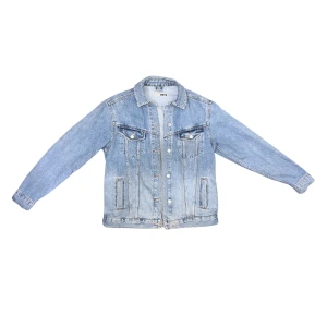 Oversized Vintage Jeansjacka - VARAN KAN KÖPAS DIREKT PÅ VÅR HEMSIDA, ettmarke.se🌟 Märke: Vintage. Modell: Oversize. Färg: Blå. Storlek: 34/XS, kan även passa fler beroende på passform. Axelbredd: 44 cm Ärmlängd från ärmhålan: 49 cm Totallängd (från nacken): 65 cm Skick: Fint skick