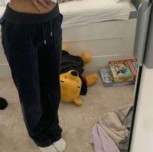 Mörkblå juicy couture byxor  - Säljer min kompis mörkblå juicy couture byxor i s. Nypris 1100, säljer för 800kr. Har ni frågor eller så är de bara o skiva.