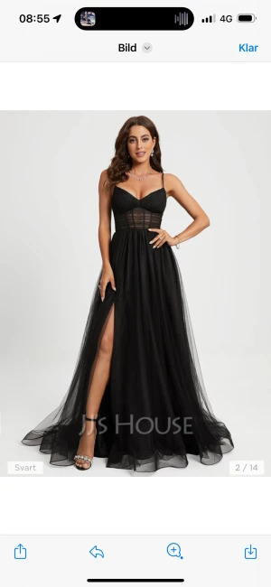 Superfin balklänning💙 - En superfin marinblå balklänning från jj house, perfekt till balen eller andra fina tillställningar💙(lappen kvar)