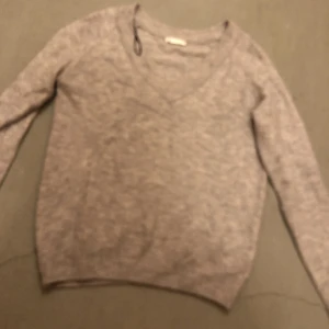 Stickad tröja - V ringad Använd men bra skick Beige rosa grå färg