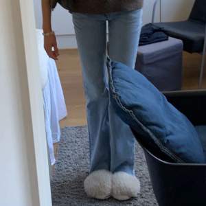 Jeans från Gina tricot som jag hann använda 1 gång innan dem var för små så nyskick 🩷