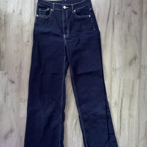 Raka jeans  - Sitter lite tajtare uppe vid låren och vidare vid smalbenen och ned. Bra jeans kvalitet.