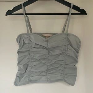 Sommar top - As snygg grön sommar topp. Ser ksk lite skrynklig ut men sitter jättefint på. Är inte stretchig och är helt oanvänd💕Orginalpris: 249kr