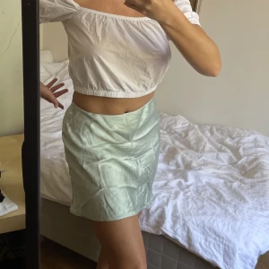 Mintgrön Satinkjol  - Supersöt satinkjol i mintgrön🤍 den är lite sliten så därför säljer jag den jättebilligt, kanske t.o.m. mer rabatt🤍💚skulle säga att den är liten i storleken 