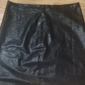 Festlig snygg kjol - Tunn glansig snygg kjol.  Märke okänt. 