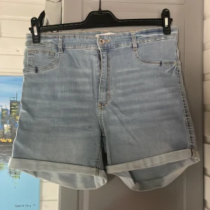 Shorts - Jeansshorts i stretchigt material. Modell Molly från Gina tricot. För små för mig så helt oanvända enbart provade. XL