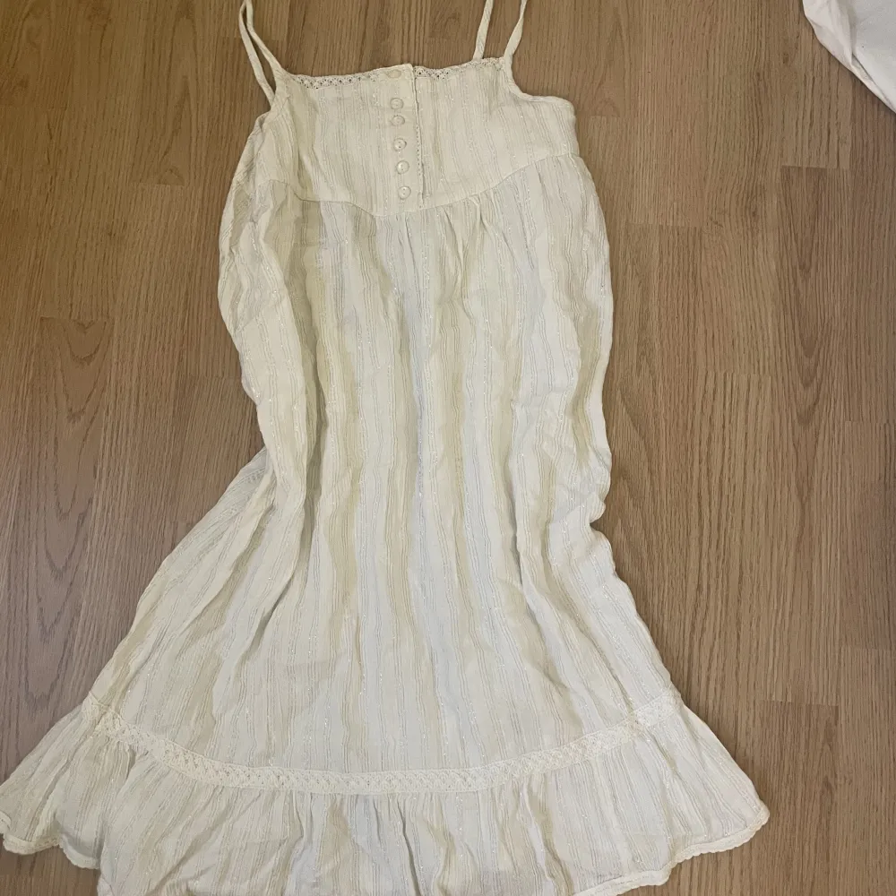 Söt vit och glittrig klänning  Storlek 158 men passar XS-S Kan användas som kjol . Klänningar.