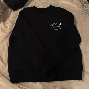 Svart tröja  - Säljer den här tjocktröjan i storlek M, den har super mysigt och mjukt material inuti! 🫶🏻