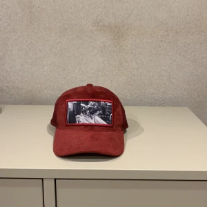 Emilio Pendenza keps - Säljer min fina Emilio Pendenza keps eftersom den inte var min stil. Den är sparsamt använd och skicket är bra. Nypris 550