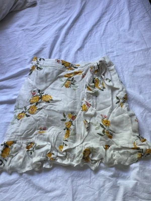 Sommarkjol - Säljer denna sommarkjol i bra skicka från Lindex i fint blommigt mönster. Kjolen har används fåtal gånger men kommer inte till användning längre, pris går att diskutera