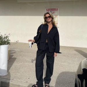 Breezy set svart (byxor + skjorta) - Byxor och skjorta ingår i storlek xs. Liten användning då jag inte är en skjort tjej. Säljer även nu då de inte passar mig så har ingen användning av dem allls längre. 