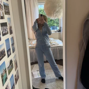 Blått juicy sett  - Säljer nu detta blå juicy sett som är i skicklig skick! Finns två jätte små hål (skriv för bilder) men inget som syns eller som man tänker på! Pga hålen säljer jag för bra pris, sänker vid snabb affär❤️ kan sälja separat men helst hela settet! 