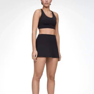 Kjol paddel Oysho - Säljer min jättefina paddelkjol från Oysho som passar bra när man spelar paddel men även till vardags eller som en finkjol. Den är i storlek M men passar även S.💘 Skriv privat vid frågor. Tryck gärna på köp nu!💘Den har inbyggda shorts med ficka.